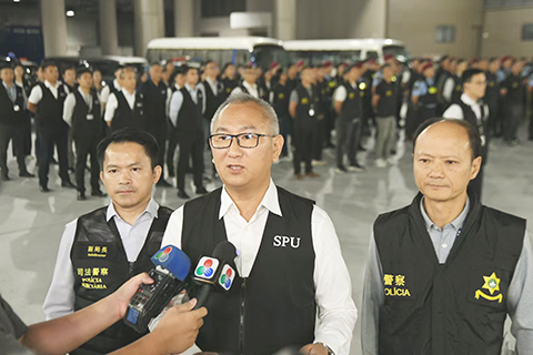 ◎ 警察總局局長助理梁文照於行動前接受傳媒採訪。