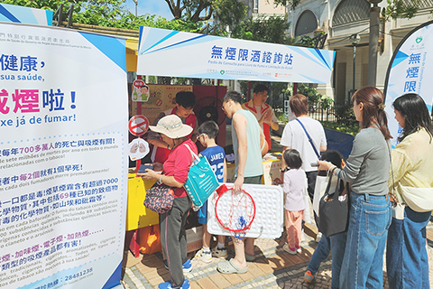 ◎ 諮詢站工作人員向居民介紹煙酒對健康的危害。