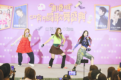 ◎ 女團在東港城表演迎萬聖節。