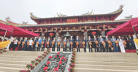 ◎ 岑浩輝、何厚鏵、鄭新聰主持開幕禮。