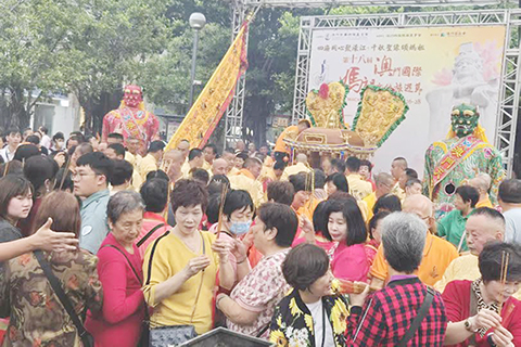 ◎ 媽祖金身駐駕祐漢公園膜拜者眾。