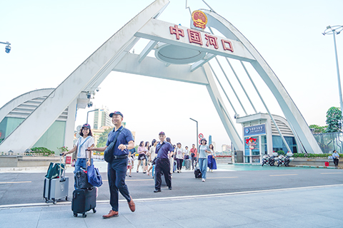 10月11日,旅客從中越邊境河口口岸入境。(趙國驍 攝)