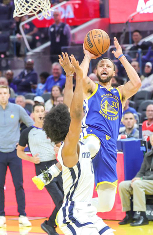 ◎ 勇士三十號居里昨早對灰熊屢屢中的。(新華社發)