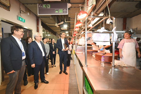 ◎ 黃司長與街市攤販交流,了解經營狀況。