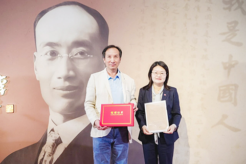 戈公振侄外孫孫戈(左)向中國近現代新聞出版博物館捐贈有關戈公振的信件。 (中國近現代新聞出版博物館 供圖)