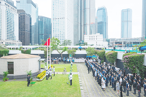 ◎ 十月二十九日重陽節,香港特區政府在位於中環的香港大會堂舉行一年一度的官方紀念儀式,悼念於一九四一年至一九四五年香港淪陷期間為保衛香港而捐軀的人士。(中新社記者 侯宇 攝)
