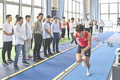◎ 十月二十八日,暨南大學蘇炳添速度研究與訓練中心訓練基地啟動儀式在位於廣州的暨南大學番禺校區霍英東體育館舉辦。該基地致力於打造集訓練、科研、康復功能於一體的現代化田徑訓練平台。圖為蘇炳添在訓練基地內瞭解數字化跑道分析系統。(中新社記者 陳驥旻 攝)