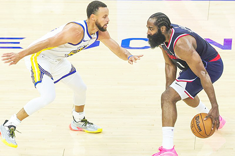 ◎ 勇士居里昨早與快艇夏登(右)對決,終場勇士贏十九分。(新華社發)