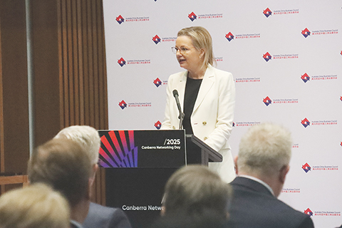 ◎ 當地時間十月廿九日,二0二五年澳大利亞中國工商業委員會(ACBC)堪培拉聯誼日活動在堪培拉國會大廈舉行。澳大利亞反對黨領袖蘇珊.利在活動上表示,在農業科技創新方面,澳大利亞與中國可優勢互補,合作應對糧食危機、氣候變化等挑戰。(中新社記者 薄雯雯 攝)