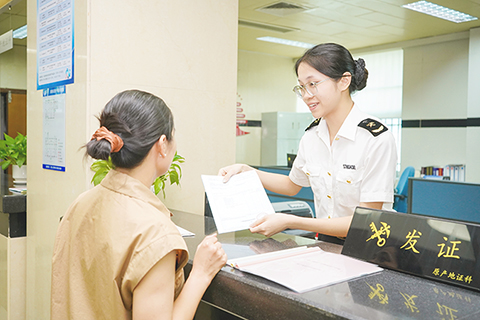 ◎ 香洲海關關員指導企業為辦理原產地證書,粵企出海新動能持續進發。(陳永康攝)
