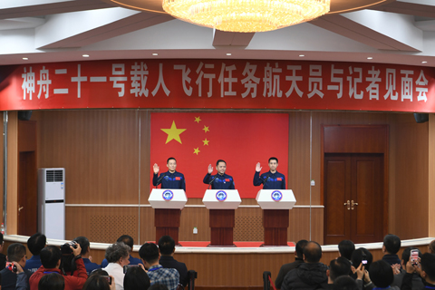 ◎ 十月三十日,神舟二十一號載人飛行任務航天員張陸(中)、武飛(右)、張洪章在酒泉衛星發射中心問天閣與媒體記者集體見面。(中新社發 汪江波 攝)