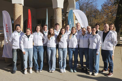 ◎ 十月二十九日,部分匈牙利冬奧會選手在首都布達佩斯舉行的新聞發佈會後合影。(新華社發)