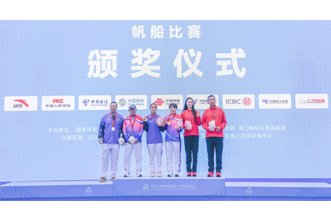 ◎ 十月二十九日,冠軍上海隊選手張東霜(右三)、亞軍福建隊選手黃麗飛(左三)和季軍江蘇隊選手李慧(右二)在女子愛爾卡六級頒獎儀式上與教練合影。第十五屆全運會帆船項目第二階段比賽繼續在廣東省汕尾市進行。(新華社記者 晉美多吉 攝)