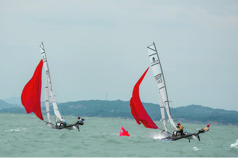 ◎ 十月二十九日,浙江隊選手蘭景鋮/虞婷(右)在混合諾卡拉十七級比賽中。最終,他們獲得冠軍。第十五屆全運會帆船項目第二階段比賽繼續在廣東省汕尾市進行。(新華社記者 晉美多吉 攝)