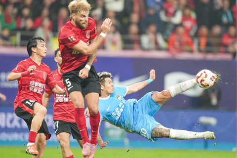 ◎ 十月三十一日,河南俱樂部酒祖杜康隊球員納薩里奧(右一)在比賽中射門。中國足球超級聯賽第二十九輪比賽中,河南俱樂部酒祖杜康隊客場二比一戰勝成都蓉城隊。(新華社記者王曦 攝)