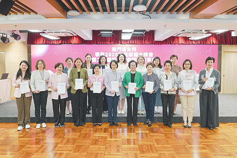 ◎ 柯嵐向澳區全國婦聯執委和特邀代表贈送《新時代中國推進婦女全面發展的實踐與成就》白皮書。