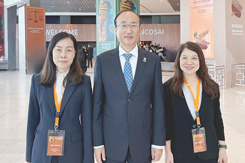 ◎ 國家審計署審計長侯凱(中)率領澳門特區審計長歐陽瑜及辦公室主任何鈺珊隨中國代表團出席世界審計組織第二十五屆大會。