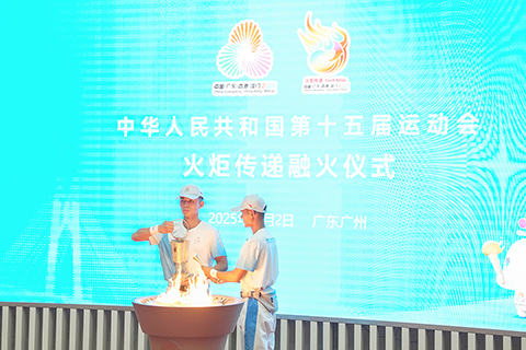 ◎ 十一月二日,火種護衛在融火儀式上將火種盆中的聖火引入一盞新的火種燈。當日,第十五屆全運會火炬傳遞融火儀式在廣州舉行。(新華社記者杜宇 攝)