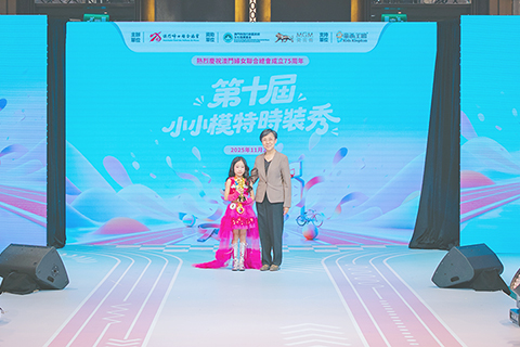 ◎ 旅遊局長文綺華向冠軍李紫晴頒獎。