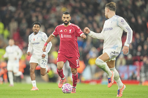 ◎ 十一月一日,,在英格蘭利物浦舉行的英超聯賽中,利物浦的穆罕默德·沙拿(中)在利物浦隊與阿士東維拉隊的比賽中推進並取得入球。(美聯社/Jon Super)