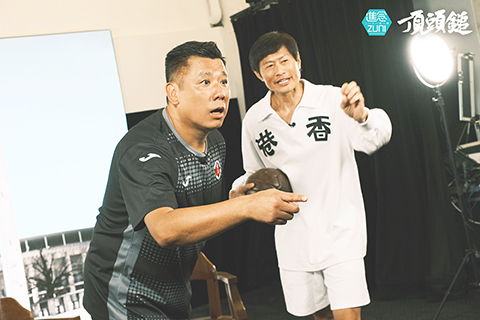 ◎ 黃德斌為演好摩登粵劇《頂頭鎚》跟香港足球先生丘健威取經。