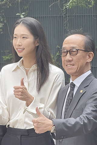 ◎ 巴黎奧運劍擊女子重劍金牌得主江旻憓(左)十一月三日召開記者會,宣佈已申請放棄加拿大護照,將報名參與香港新一屆立法會旅遊界功能界別議席的競選。右為香港旅遊業議會主席譚光舜。(香港中通社記者 譚暢  攝)