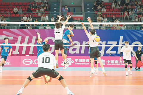 ◎ 澳門男子排球隊(白衫)奮力抵抗北京隊的攻勢。