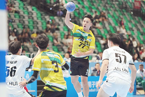 ◎ 澳門手球隊霍俊浩起手攻門。