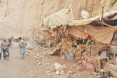 ◎ 阿富汗地方政府官員十一月三日說,該國北部當天凌晨發生的六點四級地震已造成至少八人死亡、約二百人受傷。圖為當日在阿富汗胡勒姆地區拍攝的被地震摧毀的商攤。(新華社發 法爾丁 攝)