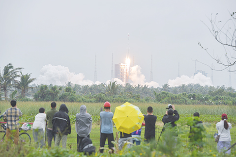 ◎ 十一月三日十一時四十七分,中國在文昌航天發射場使用長征七號改運載火箭,成功將遙感四十六號衛星發射升空,衛星順利進入預定軌道,發射任務獲得圓滿成功。該衛星主要用於防災減災、國土資源勘察、水利氣象等領域。此次任務是長征系列運載火箭的第六百零五次飛行。圖為民眾觀看長征七號改運載火箭點火升空。(中新社記者 駱雲飛 攝)