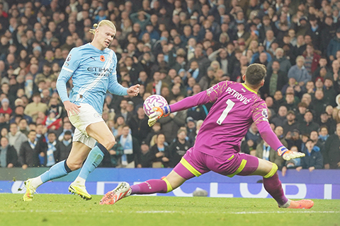 ◎ 十一月二日,在英格蘭曼徹斯特舉行的曼城與般尼茅夫之間的英超足球比賽中,曼城的埃爾林.夏蘭特(左)射門般尼茅夫的門將多德.彼得羅維奇力攔。(美聯社/伊恩.鶴臣)