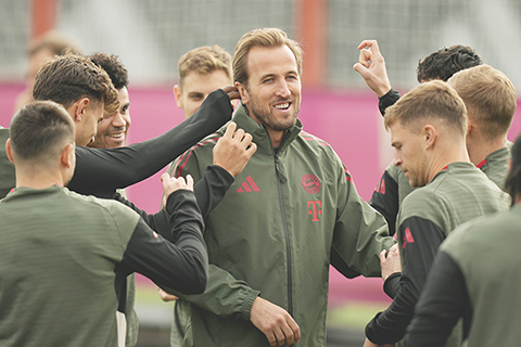 ◎ 十一月三日,拜仁隊的哈里.卡尼在德國慕尼黑的一次訓練課上與隊友開玩笑,當時拜仁足球俱樂部和巴黎聖日門之間的歐冠揭幕階段足球賽澳門時間十一月五日凌晨四時舉行。(美聯社/馬蒂亞斯.施拉德)