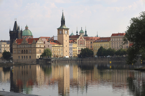 河中倒影的古城建築如畫