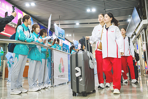 ◎ 抵達澳門參加全運賽事的運動員受到熱烈歡迎。