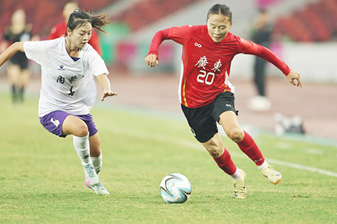 ◎ 十一月四日,廣東隊球員烏日古木拉(右)在比賽中突破。在廣東佛山舉行的第十五屆全國運動會足球女子成年組小組賽A組比賽中,廣東隊五比零戰勝內蒙古隊。(新華社記者 王鵬 攝)