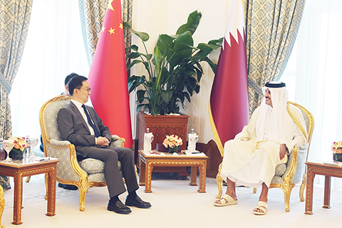 ◎ 當地時間十一月三日,國家副主席韓正在卡塔爾多哈出席第二屆社會發展世界峰會期間會見卡塔爾埃米爾塔米姆。(新華社記者 劉衛兵 攝)