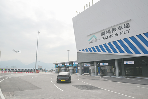 ◎ 十一月五日,香港機場管理局舉行港珠澳大橋香港口岸自動化轉機停車場傳媒參觀活動。該停車場將於十一月十五日投入服務,首階段提供一千八百個自動化停車位,為粵港澳大灣區自駕旅客提供便捷服務。圖為香港機管局港珠澳大橋香港口岸自動化轉機停車場。(中新社記者 陳永諾 攝)