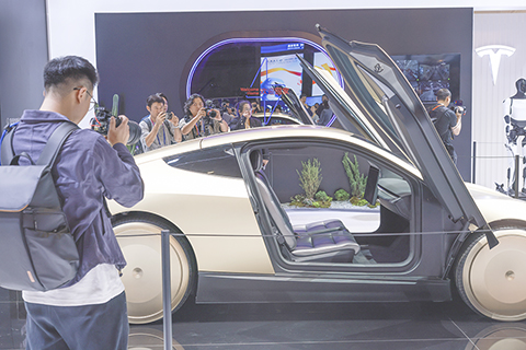 ◎ 十一月五日,特斯拉無人駕駛電動車Cybercab在進博會上引人關注。當日,第八屆中國國際進口博覽會在上海開幕。(中新社記者 賈天勇 攝)