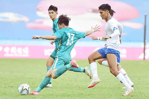 ◎ 澳門足球隊(綠衫)完成最後一場小組賽。