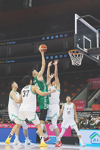 ◎ 十一月五日,在東莞籃球中心舉行的第十五屆全國運動會籃球項目男子成年組小組賽中,澳門隊六十比一百二十四負於遼寧隊。圖為澳門隊許方歆(綠衣)在比賽中拋投。(中新社記者 韓海丹 攝)