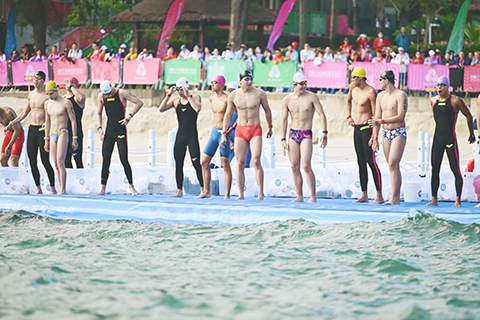 ◎ 十一月六日,參賽選手賽前準備。在廣東省深圳市舉行的第十五屆全運會男子十公里馬拉松游泳決賽中,湖北隊選手張子揚以一小時五十九分五 十五秒三的成績奪得冠軍,山東隊選手劉培鑫和福建隊選手蘭天辰分別獲得亞軍和季軍。(新華社記者 張龍 攝)