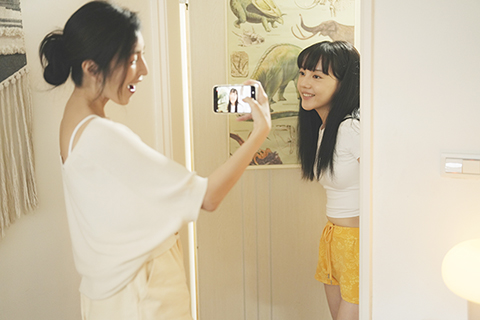 ◎ 甫獲本屆金鐘獎影后的楊謹華主演的影集《看看你有多愛我》十一月二日首播,這次她挑戰詮釋一位「網紅媽媽」陳怡安,一邊面對與母親未解的心結,一邊還要處理兩位女兒的青春難題,與楊謹華搭檔演出的林思廷與詹子萱,分別飾演叛逆的姐姐與內向的妹妹。三人一同演繹母女間「愛太多又不會說」的親情張力,楊謹華直言在拍攝時「笑不出來」。圖為林思廷(右)在戲中飾演楊謹華(左)的大女兒。(香港中通社圖片)