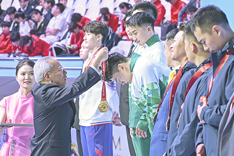 ◎ 特首岑浩輝自豪地為冠軍澳門隊頒獎。