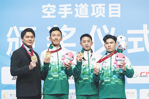 ◎ 十一月六日,冠軍澳門隊在頒獎儀式上。在澳門舉行的第十五屆全國運動會空手道男子業餘組團體型決賽中,澳門隊戰勝香港隊,奪得冠軍。(新華社發 張金加 攝)