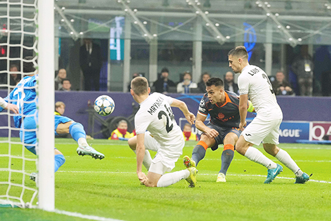 ◎ 國米馬天尼斯(中,藍衣)昨役先破卡拉特大門。(美聯社)