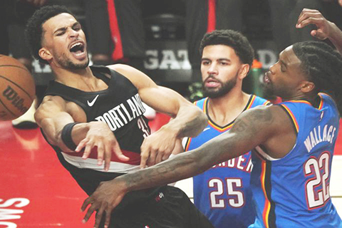 ◎ 十一月五日,拓荒者隊球員卡馬拉(左)在比賽中傳球。(新華社記者 吳曉凌 攝)