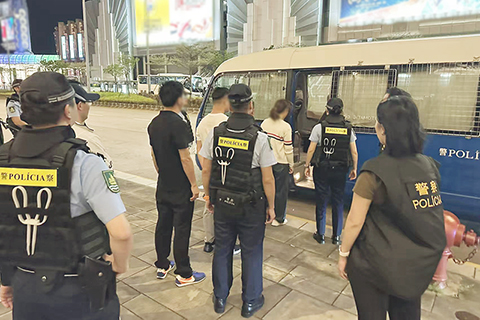 ◎ 「雷霆二零二五」行動期間,警方巡查各類場所及將身份可疑人士帶返警局調查。