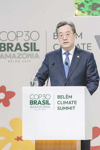 ◎ 當地時間十一月六日,習近平主席特別代表、中共中央政治局常委、國務院副總理丁薛祥在巴西貝倫出席《聯合國氣候變化框架公約》第三十次締約方大會貝倫氣候峰會並致辭。(新華社記者 翟健嵐 攝)