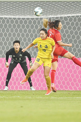 ◎ 十一月六日,上海隊球員唐佳麗(前)與重慶隊球員黃望在比賽中爭頂。第十五屆全國運動會足球女子成年組B組小組賽中,上海隊五比0戰勝重慶隊。(新華社記者 鄒競一 攝)