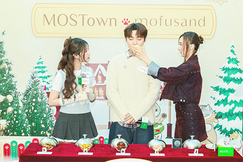 ◎ 鍾柔美、詹天文、曾傲棐到新港城中心迎聖誕。